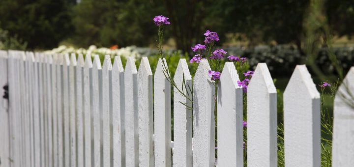 Barrière de jardin : avantages, matériaux, prix et installation