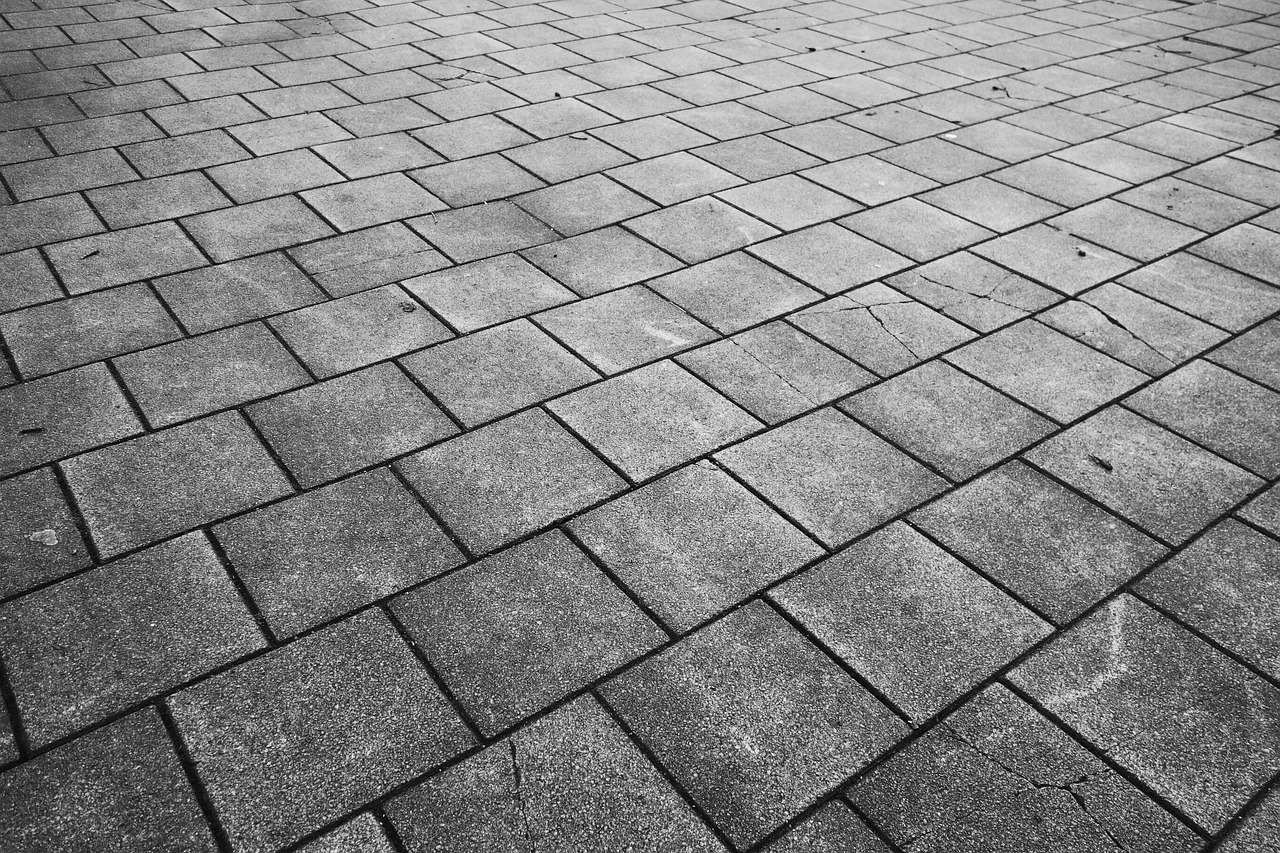 découvrez le béton exposé décoratif, une option élégante et durable pour vos espaces extérieurs. ce matériau offre une esthétique unique et personnalisable grâce à des granulats variés, parfait pour les terrasses, allées et bordures. transformez votre environnement avec ce choix moderne et résistant.