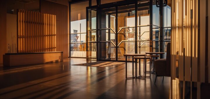 découvrez notre large gamme de revêtements de sol de qualité pour tous vos besoins en matière de décoration et durabilité.